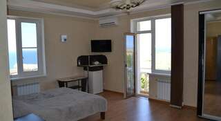 Гостиница Sali Guest House Севастополь Семейный номер с видом на море-5
